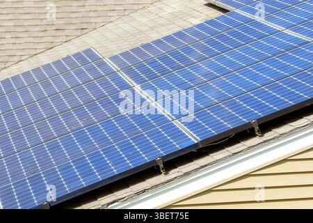 Auf dem Dach des Hauses installierte Technologie für erneuerbare Energien, die Solarmodule für die Energieeffizienz von Wohngebäuden präsentiert Stockfoto