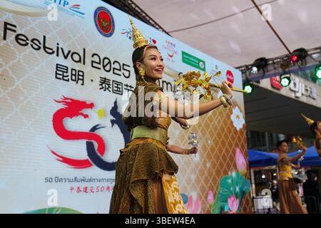 Tänzer aus Thailand treten beim 15. Thai Festival in Kunming auf. Kunming, China. 29. Mai 2025. Das 15. Thai Festival in Kunming, südwestchinesischer Provinz Yunnan, beginnt am 29. Mai 2025. Die thailändischen Kulturveranstaltungen und die thailändische Messe zogen viele Bürger und Touristen an. Quelle: Liu Ranyang/China News Service/Alamy Live News Stockfoto