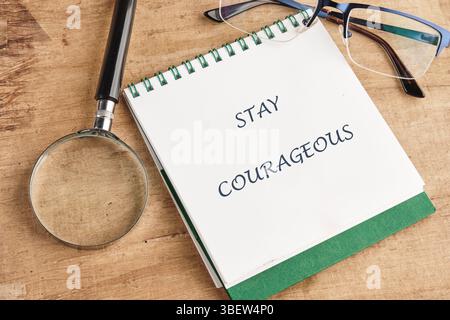 Motivationszitate BLEIBEN MUTIG. Stockfoto