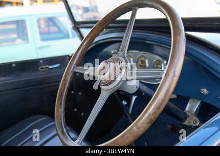 Oldtimer-Lenkrad aus Holz, antike klassische Automobilgeschichte Stockfoto