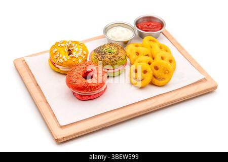 Mini-Bagels mit Salami, Käse und Schinken, serviert mit Pommes, Ketchup und Mayonnaise Stockfoto