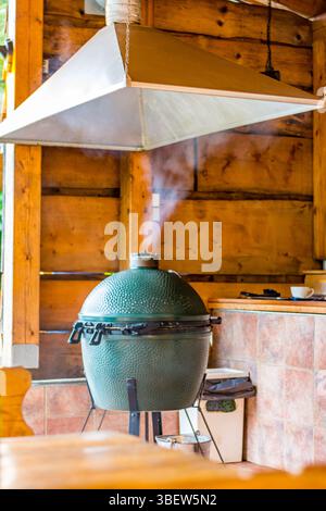 Großes Eiergrillgerät. Rauchergrill im Restaurant. Stockfoto