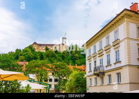 Blick auf die Burg von Ljubljana von der Stadtstraße. Altes historisches Architekturgebäude im Zentrum der Stadt. Ljubljana ist die Hauptstadt Sloweniens. Stockfoto