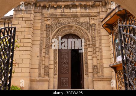 Baku. Aserbaidschan. 05.15.2022. Schönes Gemälde auf einem Stein am Eingang einer alten Moschee. Stockfoto