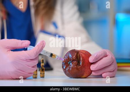 Injecting Science Eine umfassende Untersuchung von GVO-Früchten in einer kontrollierten Laborumgebung Stockfoto