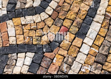 Lebendiges Bild, das aus nächster Nähe komplexe Mosaiksteine in verschiedenen Farben und Texturen zeigt, was künstlerische Handwerkskunst und eine hervorhebt Stockfoto
