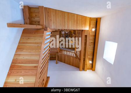 Uhrwerk im Kirchturm von Piran. Holztreppen in der alten Kirche. Stockfoto
