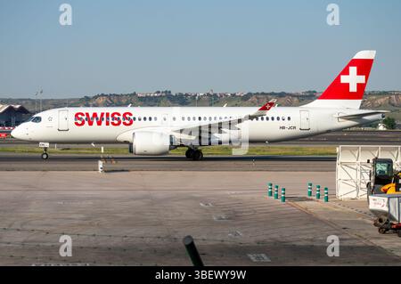 Swiss International Air Lines Airbus A220 am Flughafen Madrid Barajas, Registrierung HB-JCR. Stockfoto