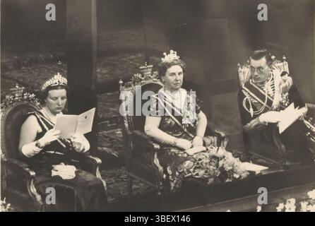 Ich habe, W. Ten, Königsfamilie, an der Ehrenabende am Gebäude der Künste und Wissenschaften in den Haag anwesend. Prinzessin Juliana, Königin Wilhelmina und Prinz Bernhard saßen auf drei Stühlen als Gäste an der Eva. Ein paar Tage vor dem 40-jährigen Jahrestag der Regierung der Königin, Foto, Foto, Bild, Postkarte, Fotos, Höhe 105 mm, Breite 150 mm, Publikation (Ereignis), Publikation, Verlag, 31. August 1938 - 1938. August 31, zweites Quartal 20. Jahrhundert Stockfoto