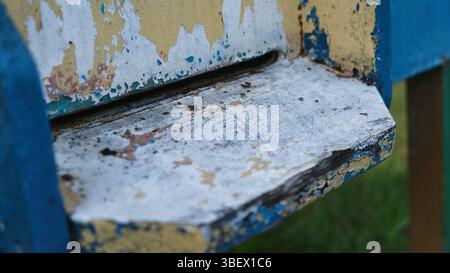 Nahaufnahme eines Eingangs eines alten hölzernen Bienenhauses mit Chipping Paint Stockfoto