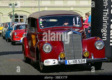 Weimar, Deutschland. 30. Mai 2025. Beate und Thomas Stoczek starten die erste Etappe der ADAC Oldtimer Tour Thüringen in einem Mercedes-Benz 220 Cabriolet B auf dem Platz der Demokratie in der Weimarer Innenstadt neben dem Residenzschloss und der Herzogin Anna Amalia Bibliothek. Fast 90 Fahrzeuge sind auf zwei Etappen in Thüringen unterwegs. Quelle: Martin Schutt/dpa/Alamy Live News Stockfoto