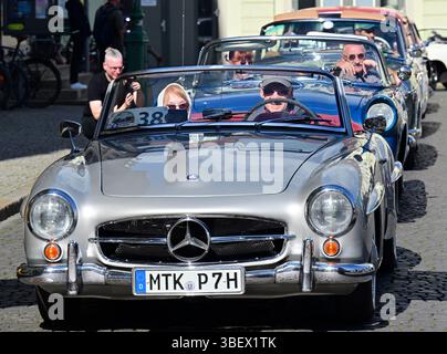 Weimar, Deutschland. 30. Mai 2025. Gerda und Peter Flohr starten die erste Etappe der ADAC Oldtimer Tour Thüringen in einem Mercedes-Benz 190 SL auf dem Platz der Demokratie in der Weimarer Innenstadt neben dem Residenzschloss und der Herzogin Anna Amalia Bibliothek. Fast 90 Fahrzeuge sind auf zwei Etappen in Thüringen unterwegs. Quelle: Martin Schutt/dpa/Alamy Live News Stockfoto
