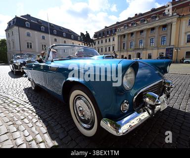 Weimar, Deutschland. 30. Mai 2025. Ingo Harbodt und Roswitha Weitz starten die erste Etappe der ADAC Oldtimer Tour Thüringen in einem Ford Thunderbird auf dem Platz der Demokratie in Weimars Innenstadt neben dem Residenzschloss und der Herzogin Anna Amalia Bibliothek. Fast 90 Fahrzeuge sind auf zwei Etappen in Thüringen unterwegs. Quelle: Martin Schutt/dpa/Alamy Live News Stockfoto
