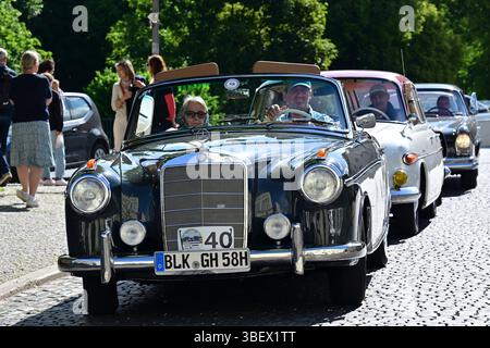 Weimar, Deutschland. 30. Mai 2025. Gunter Herrmann und Barbara Zentgraf starten die erste Etappe der ADAC Oldtimer Tour Thüringen in einem Mercedes-Benz 220SE Cabrio auf dem Platz der Demokratie in Weimars Innenstadt neben dem Residenzschloss und der Herzogin Anna Amalia Bibliothek. Fast 90 Fahrzeuge sind auf zwei Etappen in Thüringen unterwegs. Quelle: Martin Schutt/dpa/Alamy Live News Stockfoto