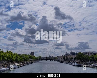 Paris, Frankreich. Mai 2025. Illustration des eher bewölkten Pariser Wetters. Paris, Frankreich am 26. Mai 2025. Foto: Mario Fourmy/ABACAPRESS.COM Credit: Abaca Press/Alamy Live News Stockfoto