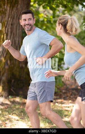 Seitenansicht eines Joggingpaares im Park Stockfoto