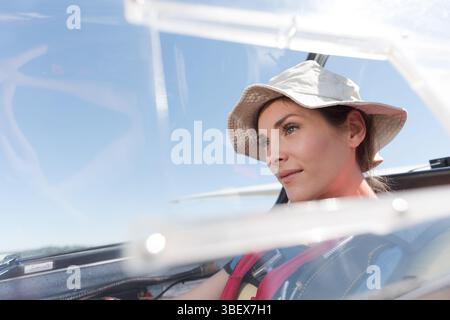 Weibliche Pilotin in einem kleinen Flugzeug Stockfoto