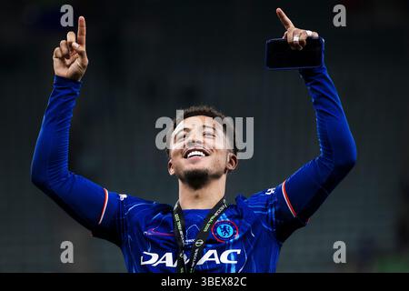 Jadon Sancho von Chelsea FC feiert bei der Preisverleihung nach dem Finale der UEFA Conference League zwischen Real Betis Balompie und Chelsea FC. Stockfoto