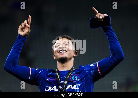 Jadon Sancho von Chelsea FC feiert bei der Preisverleihung nach dem Finale der UEFA Conference League zwischen Real Betis Balompie und Chelsea FC. Stockfoto
