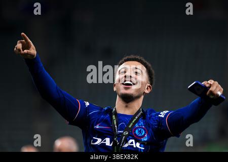 Jadon Sancho von Chelsea FC feiert bei der Preisverleihung nach dem Finale der UEFA Conference League zwischen Real Betis Balompie und Chelsea FC. Stockfoto