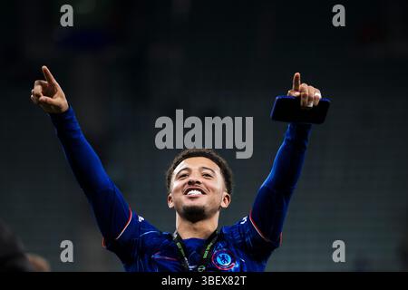 Jadon Sancho von Chelsea FC feiert bei der Preisverleihung nach dem Finale der UEFA Conference League zwischen Real Betis Balompie und Chelsea FC. Stockfoto