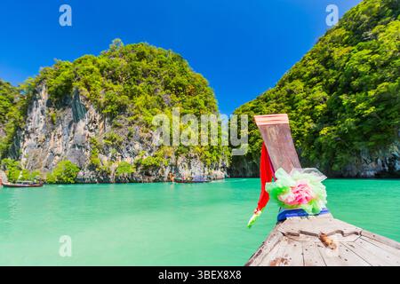 Landschaft mit Langboot auf Loh Samah Bay, Phi Phi Insel, Thailand Stockfoto