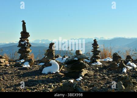 Hohe Steinpyramiden auf dem Gipfel eines Berges, bedeckt mit dem ersten Schnee an einem sonnigen Herbsttag. Berg Kokuya, Altai, Sibirien, Russland. Stockfoto