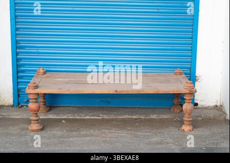 Leere Holzbank vor Einer blauen Tür, Kochi India, Lifestyle und Kultur, Ort zum Entspannen, Vintage-Kunsthandwerk Stockfoto