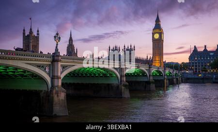 Ein wunderschöner Sonnenuntergang über den Houses of Parliament und Westminster Bridge, London, England Stockfoto