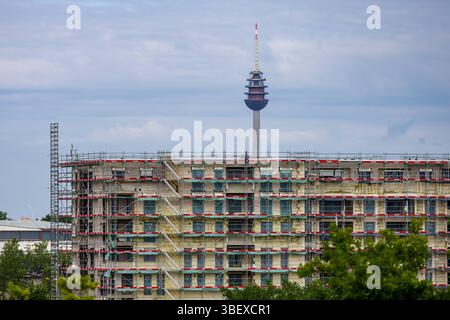 Unterzeichnung der städtebaulichen Vereinbarung zwischen Stadt Nürnberg und Freistaat Bayern zur Errichtung der Technischen Universität Nürnberg, Nürnberg, 30.05.2025 Blick von der Dachterrasse des UTN-Gebäude Cube One auf den entstehenden Wohnungsbau im neuen Stadtteil Lichtenreuth in Nürnberg. Im Vordergrund sind Baukräne und Rohbauten zu sehen, im Hintergrund ragt der Nürnberger Fernmeldeturm über das Gelände. Der Wohnungsbau erfolgt parallel zur Entwicklung des Campus der Technischen Universität Nürnberg. Nürnberg Lichtenreuth Bayern Deutschland *** Unterzeichnung des Städtebauvertrages Stockfoto