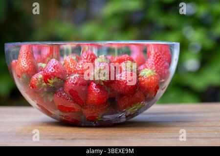 Frische Erdbeeren Im Glas Im Freien Stockfoto