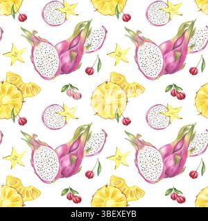 Nahtloses Aquarellmuster von pitaya, Ananasscheiben und Acerola-Beeren. Pitahaya und Kirschen oder Acerola isoliert verziert für gesunde Ernährung Stockfoto