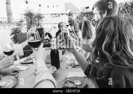 Familienmitglieder, die Spaß beim Barbecue-Abendessen haben - Gruppe von Freunden, die gemeinsam Selfie machen - Essen, Freundschaft und Sommer-Lifestyle-Konzept - Fokus auf Glas Stockfoto