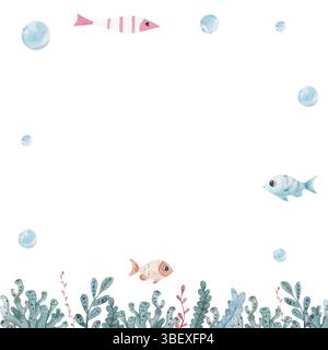 Quadratische Vorlage in Aquarellfarben mit Fischen, Algen und Blasen. Weißer Hintergrund. Der handgezeichnete nautische Rahmen mit Platz für Text eignet sich perfekt für Einladungen, Kinderkunstwerke oder Projekte mit Meeresmotiven Stockfoto