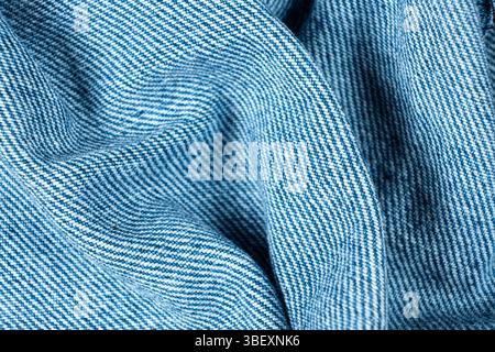 Gewelltes Muster aus blauem Jeansstoff. Nahaufnahme Strukturiert. Stockfoto