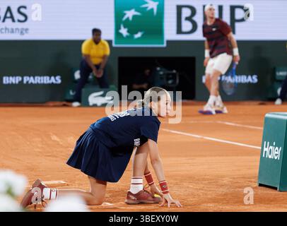 Paris, Frankreich. Mai 2025. Das belgische Ballmädchen Artemis Anastasiadis wurde während eines Tennisspiels zwischen Gael Monfils und Jack Draper in der zweiten Runde der Männer beim Roland Garros Grand Slam Tennis Turnier am Donnerstag, den 29. Mai 2025 in Paris, dargestellt. Die 2025er Ausgabe von Roland Garros findet vom 24. Mai bis 8. Juni 2025 statt. BELGA FOTO BENOIT DOPPAGNE Credit: Belga News Agency/Alamy Live News Stockfoto