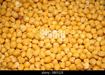 Die Hülsenfrüchte sind klein, abgewinkelt, rund und haben eine matte, leicht pulverige Oberfläche. Stockfoto