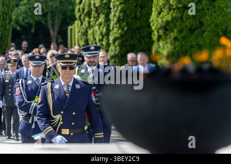 Vukovar, Kroatien. 30. Mai 2025. Weiße Kreuze mit kroatischen Fahnen sind auf dem Gedenkfriedhof der Opfer des Heimatkrieges während der Feierlichkeiten zum Tag der Staatlichkeit in Vukovar, Kroatien am 30. Mai 2025 zu sehen. Der Friedhof verfügt über 938 weiße Marmorkreuze, eines für jeden exhumierten Körper, und ein Bronzemonument mit einer Ewigen Flamme Foto: Borna Jaksic/PIXSELL Credit: Pixsell/Alamy Live News Stockfoto
