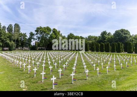 Vukovar, Kroatien. 30. Mai 2025. Weiße Kreuze mit kroatischen Fahnen sind auf dem Gedenkfriedhof der Opfer des Heimatkrieges während der Feierlichkeiten zum Tag der Staatlichkeit in Vukovar, Kroatien am 30. Mai 2025 zu sehen. Der Friedhof verfügt über 938 weiße Marmorkreuze, eines für jeden exhumierten Körper, und ein Bronzemonument mit einer Ewigen Flamme Foto: Borna Jaksic/PIXSELL Credit: Pixsell/Alamy Live News Stockfoto