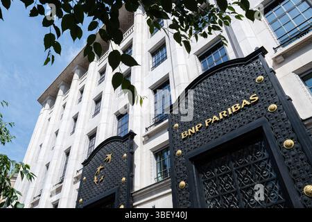 Fassade des Gebäudes, in dem sich das Hauptquartier von BNP Paribas in Paris, Frankreich, befindet. BNP Paribas (BNPP) ist eine französische Geschäftsbank, die in 65 Ländern vertreten ist Stockfoto