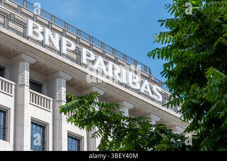 Fassade des Gebäudes, in dem sich das Hauptquartier von BNP Paribas in Paris, Frankreich, befindet. BNP Paribas (BNPP) ist eine französische Geschäftsbank, die in 65 Ländern vertreten ist Stockfoto