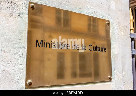 Nahaufnahme der Metalltafel am Eingang des Kulturministeriums der französischen Regierung in der Rue de Valois, Paris, Frankreich Stockfoto