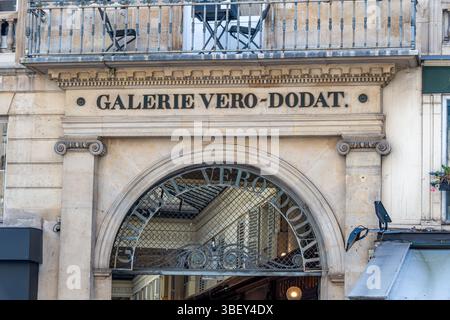 Schild am Eingang zur Galerie Véro-Dodat, einer überdachten Pariser Passage, die 1826 im 1. Arrondissement von Paris, Frankreich, eröffnet wurde Stockfoto
