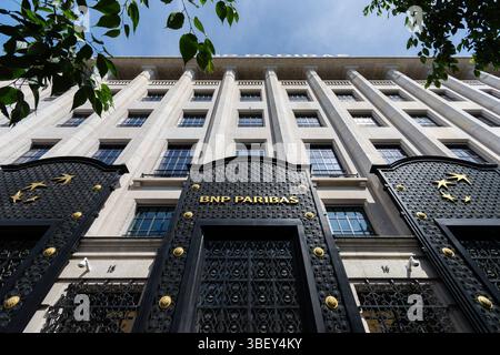 Fassade des Gebäudes, in dem sich das Hauptquartier von BNP Paribas in Paris, Frankreich, befindet. BNP Paribas (BNPP) ist eine französische Geschäftsbank, die in 65 Ländern vertreten ist Stockfoto