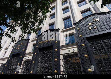 Fassade des Gebäudes, in dem sich das Hauptquartier von BNP Paribas in Paris, Frankreich, befindet. BNP Paribas (BNPP) ist eine französische Geschäftsbank, die in 65 Ländern vertreten ist Stockfoto