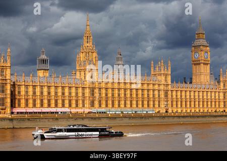Ausflugsboot auf der Themse in Houses of Parliament, London, England Stockfoto
