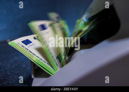 100 Euro-Banknoten, die in einem Banknotenzähler gezählt werden Stockfoto