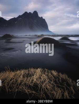 Blick auf die Berge von Vestrahorn vom schwarzen vulkanischen Sandstrand, Stokksnes, Süd-Island, Island, Polarregionen Stockfoto