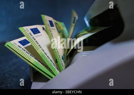 100 Euro-Banknoten, die in einem Banknotenzähler gezählt werden Stockfoto