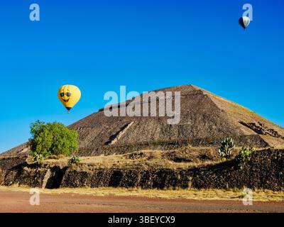 Heißluftballons fliegen über die Pyramide der Sonne, Teotihuacan, mexikanischer Bundesstaat Mexiko Stockfoto